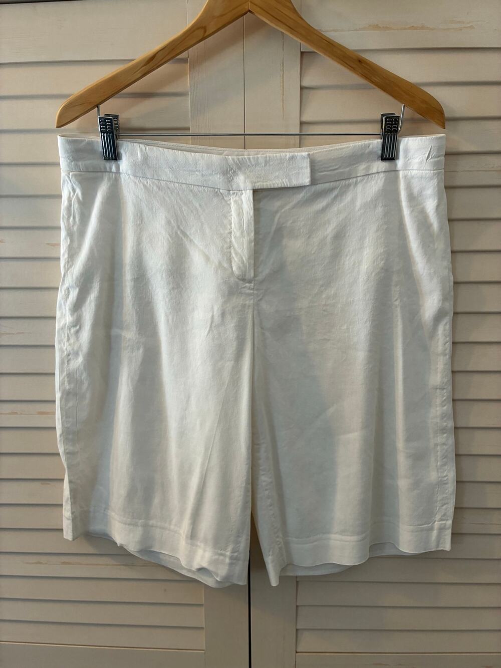 Elie Tahari City Shorts White Dressy City Textured Fabric Back Welt Pockets 10